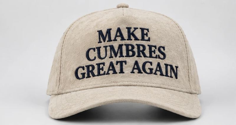 Frente de la gorra Optimate: Make Cumbres Great Again bordado en azul marino sobre gamuza hueso