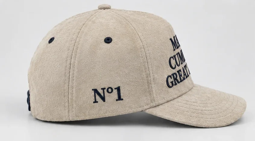 Lado derecho de la gorra, con Nº1 bordado en azul marino